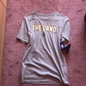 Cleveland Cavs t shirt